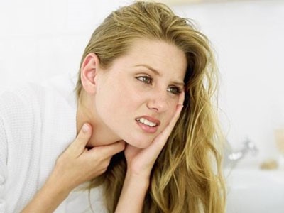 Xạ hoặc hóa trị vùng đầu cổ có thể gây đau, lở loét miệng hoặc họng
