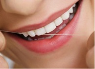 Vệ sinh răng miệng thường xuyên bằng cách dùng chỉ nha khoa