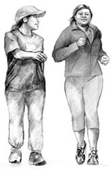 Hai người phụ nữ đi bộ nhanh