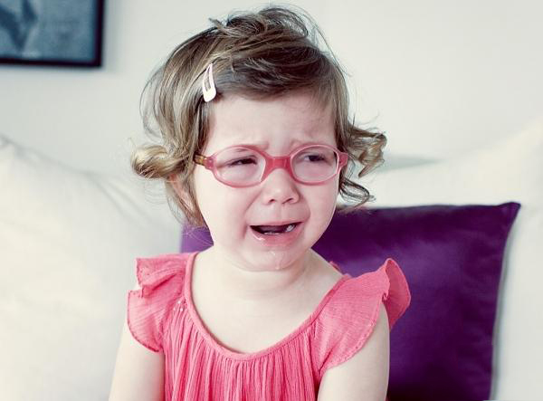 hình ảnh bé 3 tuổi khóc lóc ăn vạ