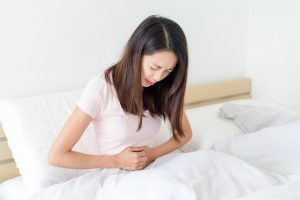 cơn đau đột ngột, dữ dội ở vùng trên bên phải của bụng trong hội chứng Fitz-Hugh-Curtis