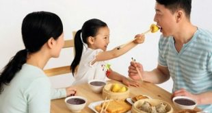 Trẻ nên có bữa ăn chung với người lớn không ?